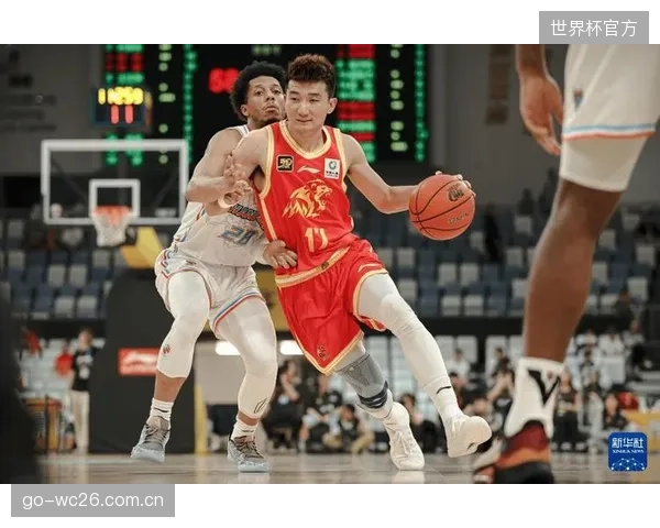 孙铭徽的突破分球是浙江引擎，上海队需用锋线延阻其启动路线。